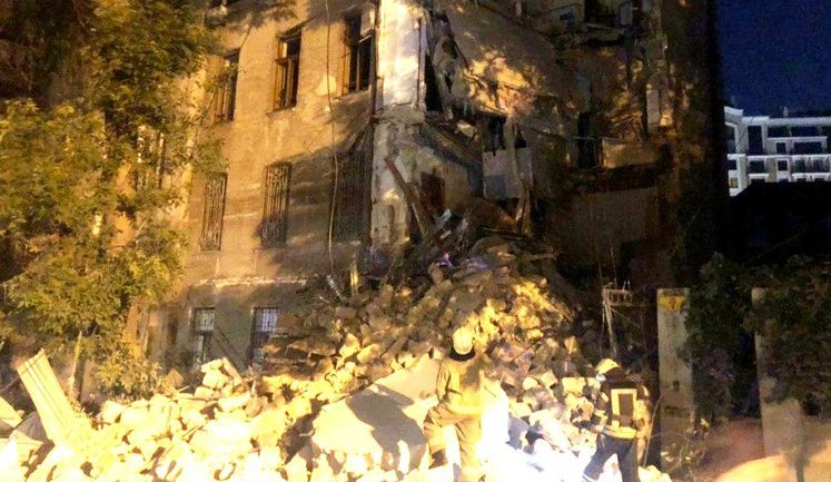 Ночью в Одессе обрушилась часть жилого четырехэтажного дома, - ГСЧС. ВИДЕО+ФОТОрепортаж
