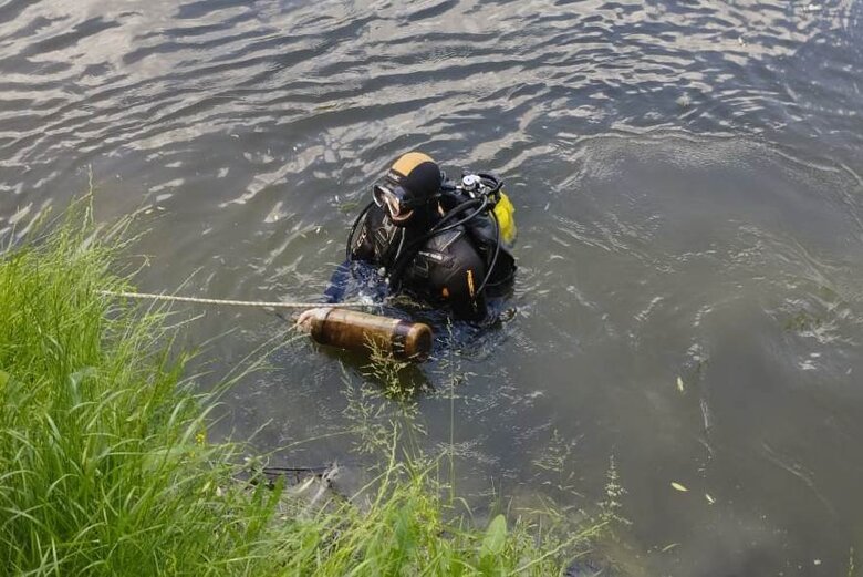Водолази дістали з річки Сейм на Сумщині ПЗРК Ігла, - ДСНС 02
