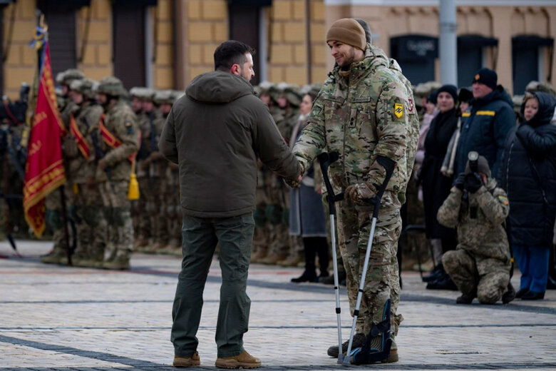 Зеленский вручил боевое знамя 3-й отдельной штурмовой бригаде Сухопутных войск ВСУ 02