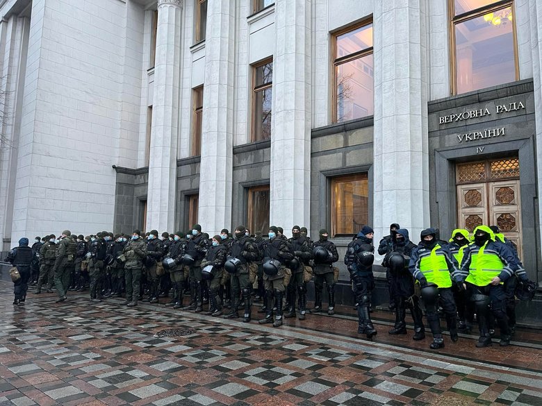 Сьогодні Рада заслухає послання Зеленського. Парламент під посиленою охороною поліції та Нацгвардії 04 Сьогодні Рада заслухає послання Зеленського. Парламент під посиленою охороною поліції та Нацгвардії 04