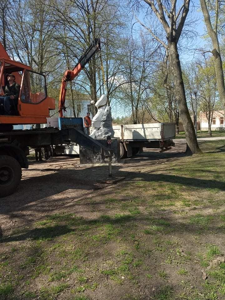 У памятника Пушкину в Конотопе при демонтаже отвалилась голова 02