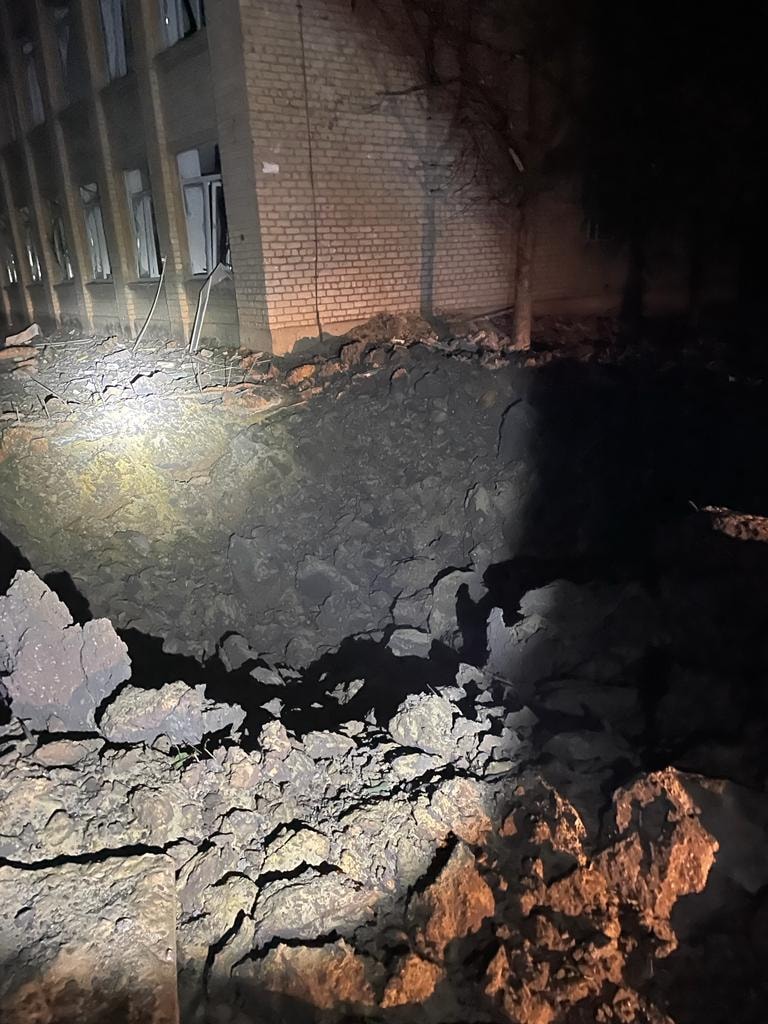 Окупанти двічі обстріляли Костянтинівку на Донеччині. Знищено підїзд у багатоповерхівці, - ОВА 02