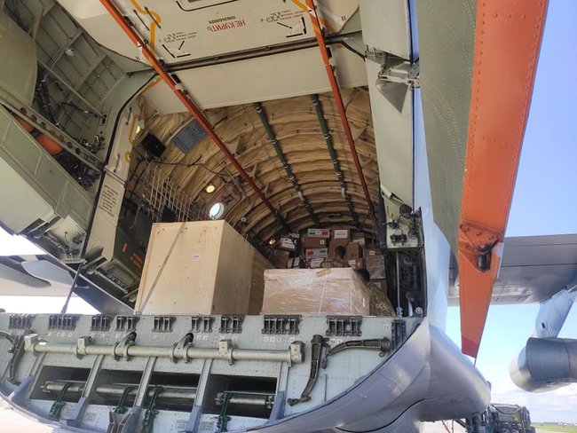Plane carrying humanitarian cargo from China arrives in Ukraine 03