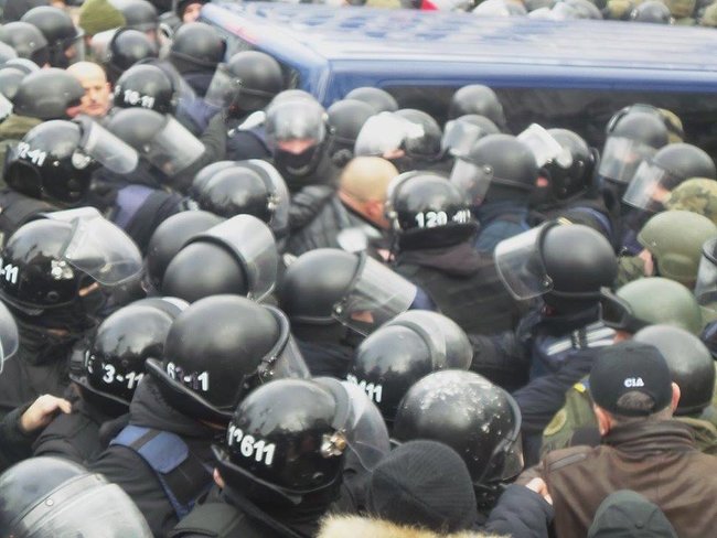 Supporters release Saakashvili from paddy wagon 03