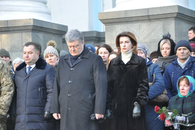 Порошенко: На вышке ДАПа будет развиваться украинский флаг, который киборги поднимали под пулями и снарядами 09