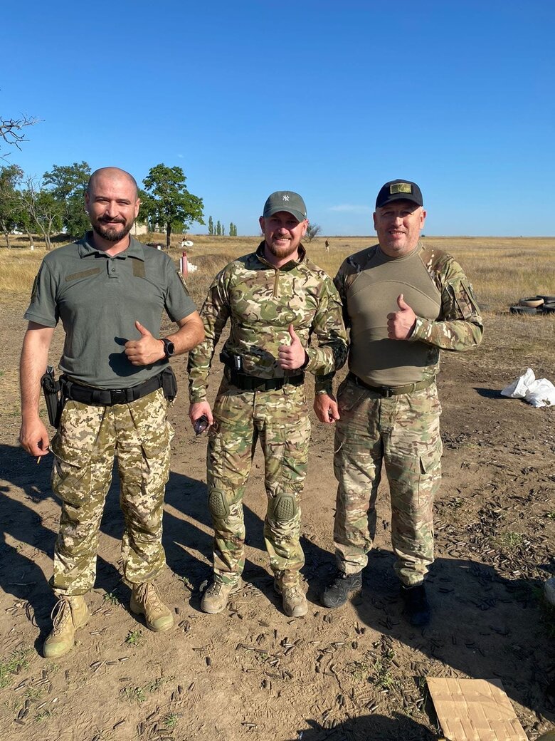 Головний патрульний Херсонської області Іван Базаренко, позивний Хірург: Командування дивувалося: на аеродромі Кульбакине патрульний поліцейський командує військовими 08 Головний патрульний Херсонської області Іван Базаренко, позивний Хірург: Командування дивувалося: на аеродромі Кульбакине патрульний поліцейський командує військовими 08