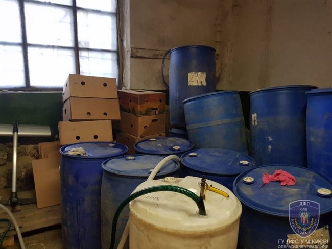 Підпільне виробництво алкогольного фальсифікату ліквідовано на Чернігівщині, вилучено продукції на 1,4 млн грн 06