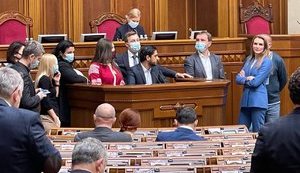 Аксьонов під крики "Ганьба!" склав присягу нардепа: опозиція блокувала трибуну Ради. ФОТО