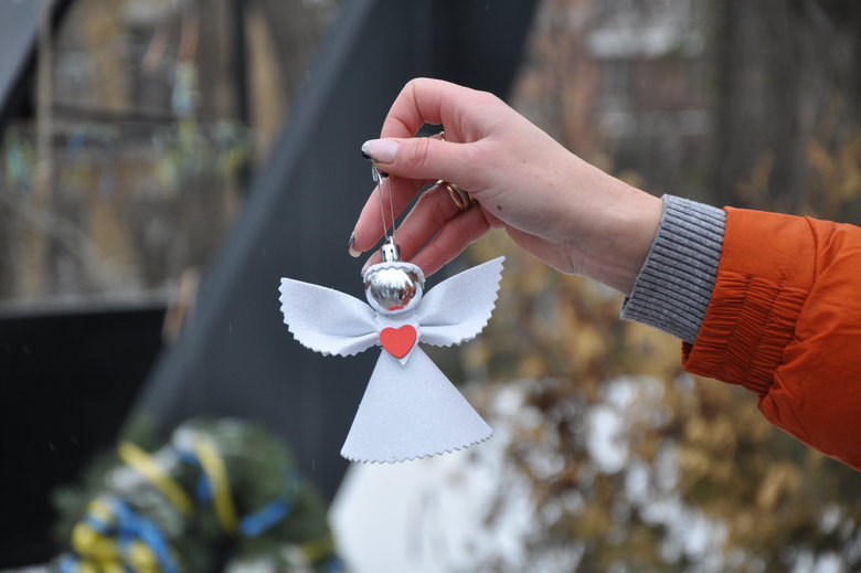 Ялинка для Героїв: у Києві вшанували память загиблих воїнів та Героїв Небесної Сотні 01
