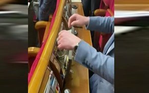 Сенсорный пульт для голосования депутатов в парламенте загорелся во время рассмотрения поправок к закону о земле. ВИДЕО