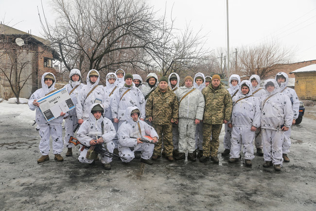 Полторак в зоне ООС вручил ведомственные награды и ценные подарки бойцам 58-й ОМПБр 08