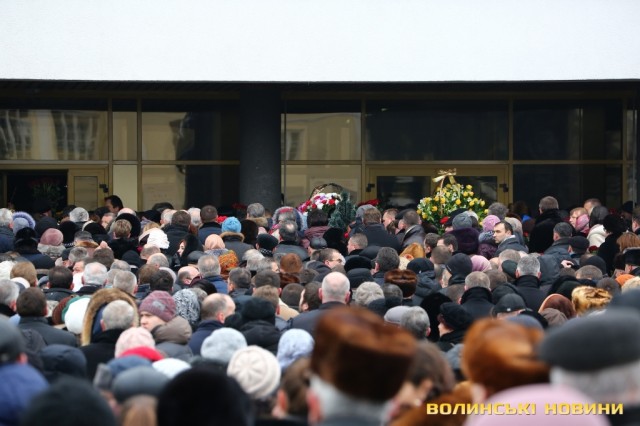 Сотні людей прийшли попрощатися з мером Луцька Романюком 20