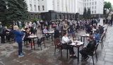 Ресторанний протест під Офісом Зеленського - Банкову заставили столиками з їжею. ВІДЕО+ФОТОрепортаж