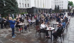 Ресторанний протест під Офісом Зеленського - Банкову заставили столиками з їжею. ВІДЕО+ФОТОрепортаж
