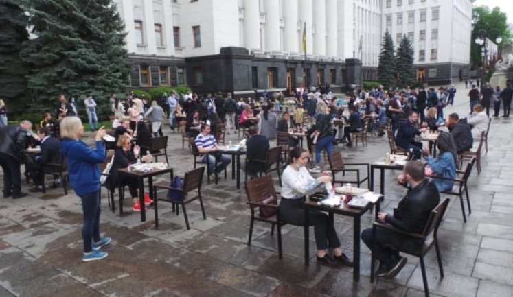 Ресторанний протест під Офісом Зеленського - Банкову заставили столиками з їжею. ВІДЕО+ФОТОрепортаж