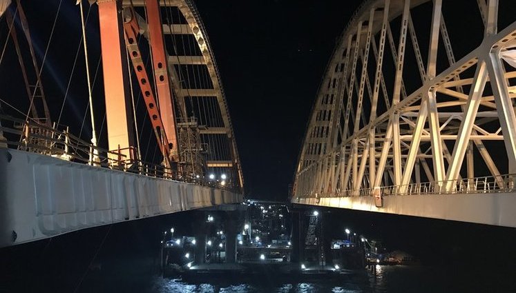 На Керченський міст в окупованому Криму встановлено автодорожню арку. ФОТО