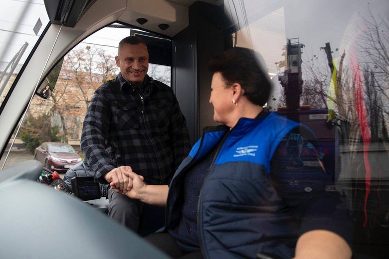 Київ вивів на маршрути 2 нових трамваї та 20 нових автобусів