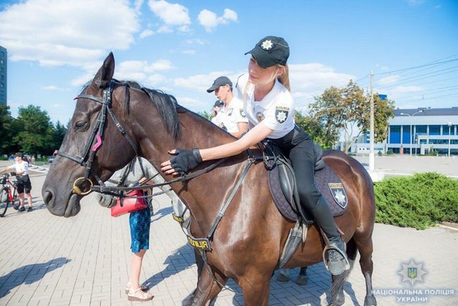 Велопатруль у Маріуполі врятував пенсіонерку з-під поїзда 06