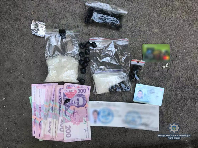 Полицейские задержали в Херсоне наркодилеров с товаром на миллион гривен 02