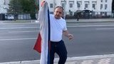 Мер Конотопа Семеніхін спалив прапор Росії навпроти посольства в Києві: "Так само красиво буде горіти Кремль". ВIДЕО