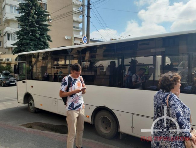 Захват заложников в Луцке: В центр города прибыл БТР 05 Захват заложников в Луцке: В центр города прибыл БТР 05