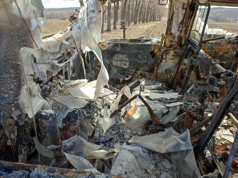 Околиці звільненого Тростянця завалені розбитою технікою російських окупантів 13