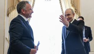 Стив Виткофф и Владимир Путин во время переговоров 21 октября 2026 года