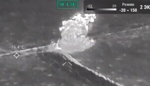 Расчет украинской САУ "Богдана" прямым попаданием уничтожает российский танк. ВИДЕО
