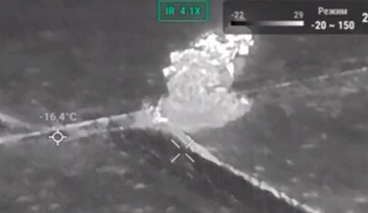 Расчет украинской САУ "Богдана" прямым попаданием уничтожает российский танк. ВИДЕО