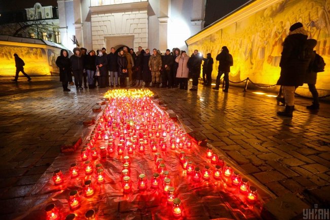 У центрі Києва вшанували память кіборгів, які захищали донецький аеропорт - запалили 244 лампадки 01