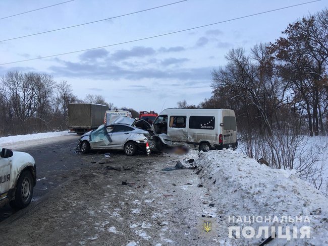Чотири людини загинули в ДТП за участю мікроавтобуса на Харківщині, ще 11 госпіталізовано, - поліція 03