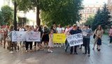 Родители учеников в Черновцах пикетировали ОГА с требованием открыть школы несмотря на "красную" карантинную зону. ФОТОрепортаж