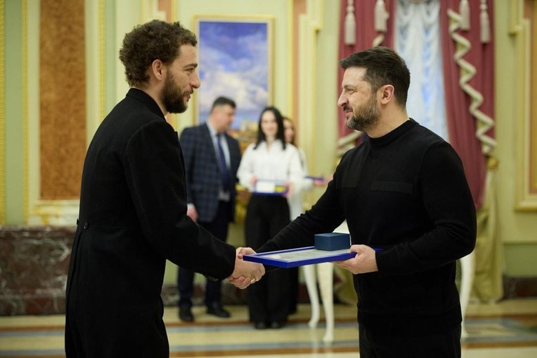 Зеленський вручив державні нагороди волонтерам та акторам