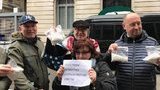 "Зібрали скільки змогли", - активісти принесли "кокаїн" під будівлю російського консульства в Нью-Йорку. ФОТО