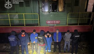 Сливали топливо из локомотивов - на Закарпатье полиция задержала работников нескольких филиалов "Укрзализныци". ФОТОрепортаж