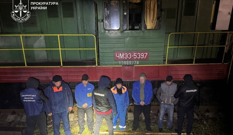 Сливали топливо из локомотивов - на Закарпатье полиция задержала работников нескольких филиалов "Укрзализныци". ФОТОрепортаж