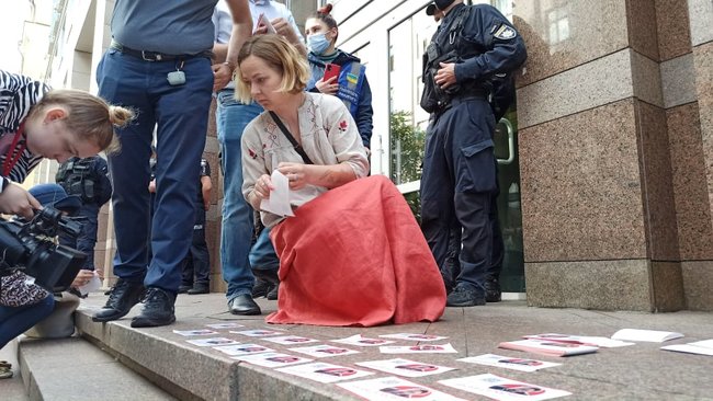 Як же за#бали: активисты протестовали под Радой против внесения поправок в закон о языке 12