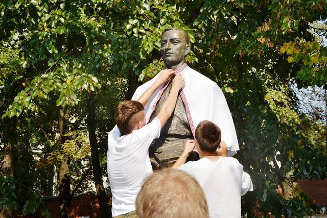 харьков свобода памятник вышиванка