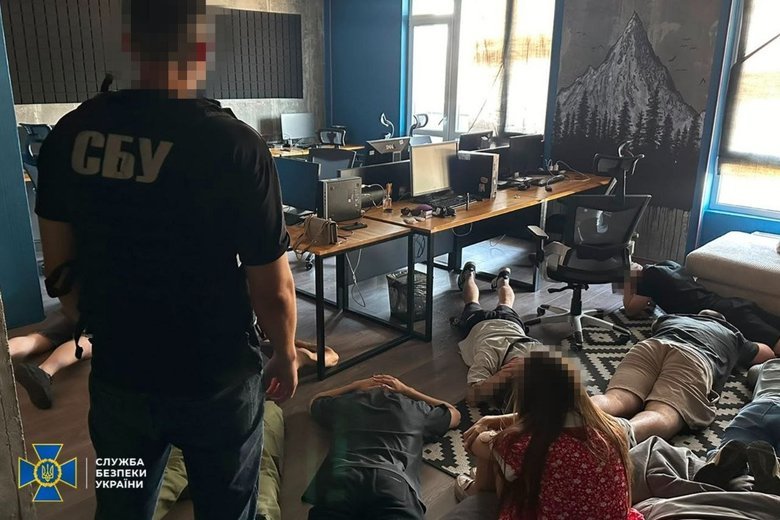 СБУ і Нацполіція на Львівщині викрили шахрайський кол-центр