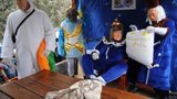 Под пристальной охраной: Янукович и Азаров на гуляниях старого Нового года. ФОТОрепортаж