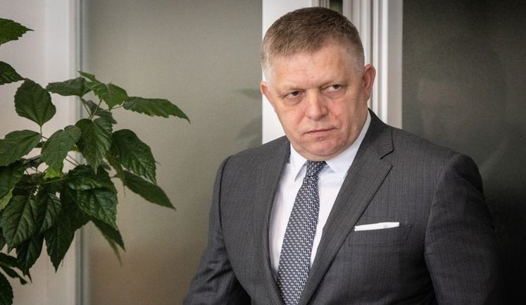Фицо собирается обсудить с фон дер Ляйен компенсацию за помощь Украине