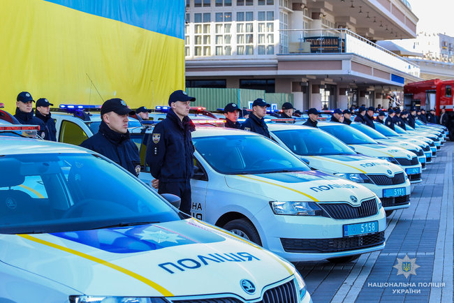 Порошенко передав Нацполіції сучасні катери та автомобілі 02