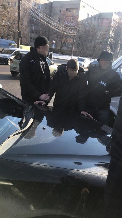 Двоє поліцейських погрожували сфабрикувати справу проти вінничанина, якщо той не заплатить 6 тисяч гривень, - СБУ 03 Двоє поліцейських погрожували сфабрикувати справу проти вінничанина, якщо той не заплатить 6 тисяч гривень, - СБУ 03