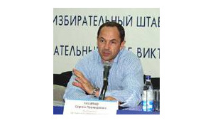 Избирательный штаб Януковича выполняет функции Кабмина?