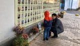 "Маємо розповідати дітям про сучасну війну та її героїв": Разумков разом із сином прийшов до Стіни пам