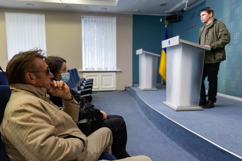 Актор та режисер Шон Пенн приїхав до Києва, щоб як документаліст зафіксувати всі події, які зараз відбуваються в Україні, - ОП 01