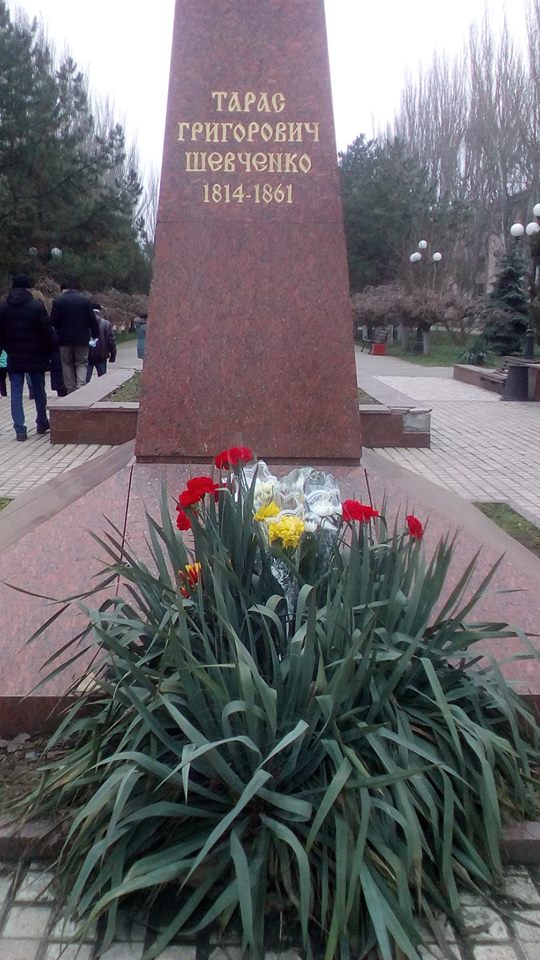 Жителі окупованих Ялти, Керчі та Севастополя поклали квіти до памятників Шевченку 04