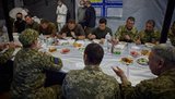 Ермак прокомментировал фото, на котором тарелки стоят только перед ним и Зеленским, но не перед военными: самый странный фейк года. ФОТО