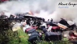 Запись первых минут после выявления сбитого боевиками Боинга. Боевики обыскивают вещи погибших. ВИДЕО