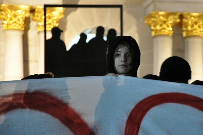 Фаєри і виття сирен на Майдані: члени Національного корпусу протестували проти мера Одеси Труханова 02